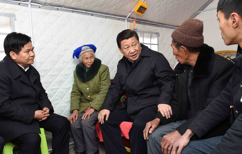 2015年1月19日,習(xí)近平總書記來到云南魯?shù)榭h小寨鎮(zhèn)甘家寨紅旗社區(qū)過渡安置點(diǎn),看望受災(zāi)群眾甘正芬和她的老伴兒鄒體富。